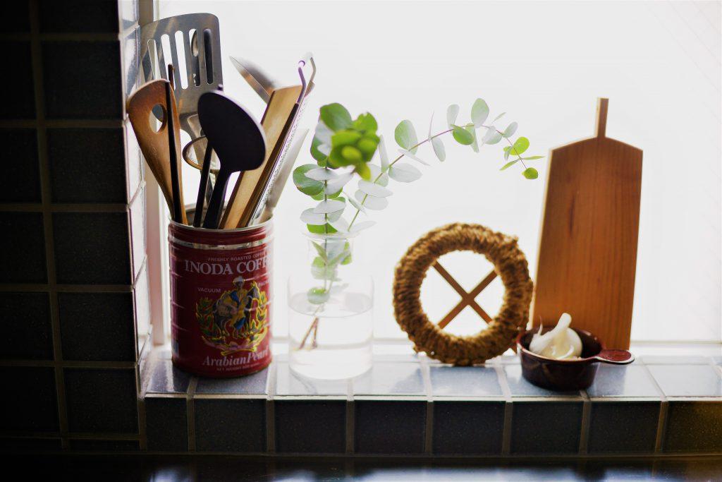 キッチン前面はタイル仕上げです。オンリーワンの空間創りに 今や欠かせないタイルを上手に取り入れました。