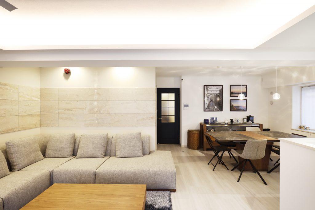 ソファとタイルのコーディネートも見どころの一つ。
ダイニングのペンダントライトはお客様チョイス。白を基調にした内装と家具との相性も抜群です。