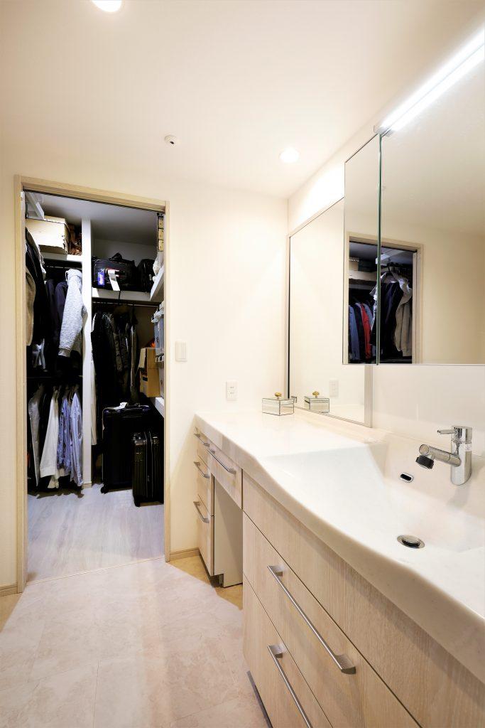 洗面室からクローゼットを通りリビングに抜けるウォークスルークローゼットで洗面室もすっきり。