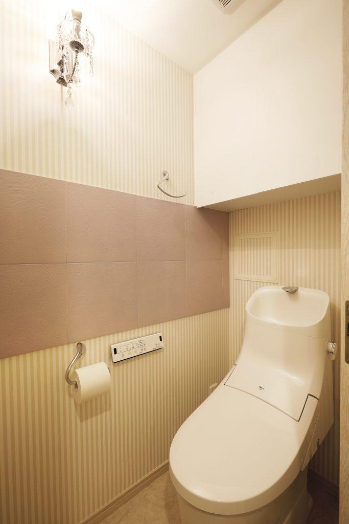 ラベンダー色のエコカラットとクリスタルのシャンデリアでトイレも華やかに。