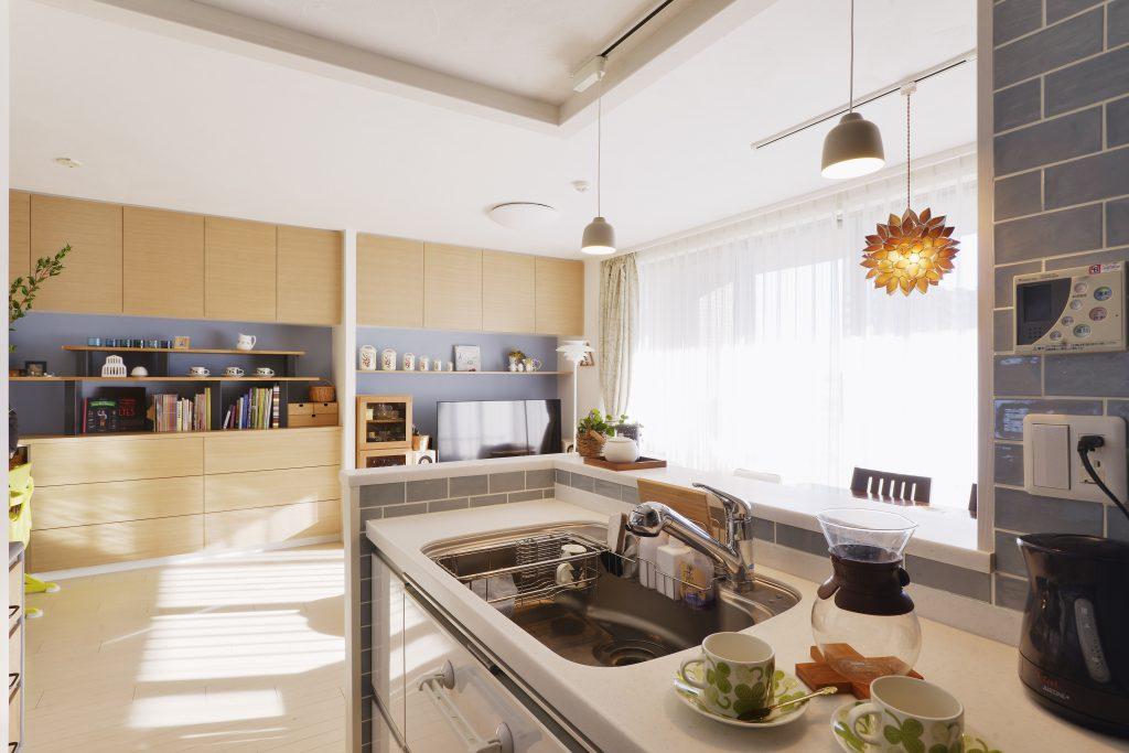 キッチンの吊戸棚を撤去して明るく開放的なLDKになりました。
キッチンからの視界が広がり家族の気配が感じられる間取りです。