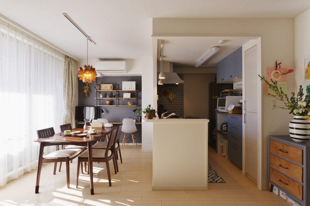 ダイニング奥には学習スペースを設けました。
上部の棚は圧迫感がでないようフレームと棚板だけのシンプルなものを選んで、リビングの雰囲気も大切にしています。