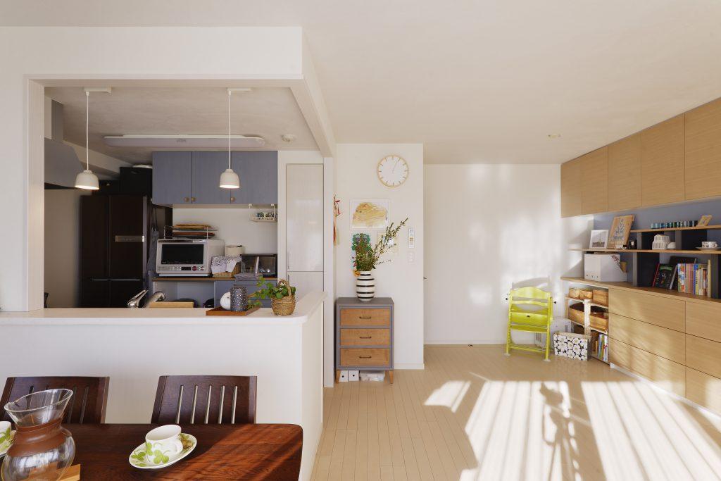 冬は陽だまりがリビングの奥まで届きます。キッチンが開放的になったことでLDK全体の雰囲気が明るくなりました。