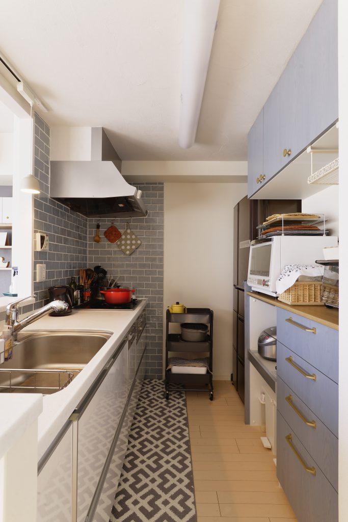 カップボードはゴールドの取っ手が印象的。キッチン側のタイルもLDKのアクセントカラーにもブルーオークを選んで
一体感のある空間になりました。