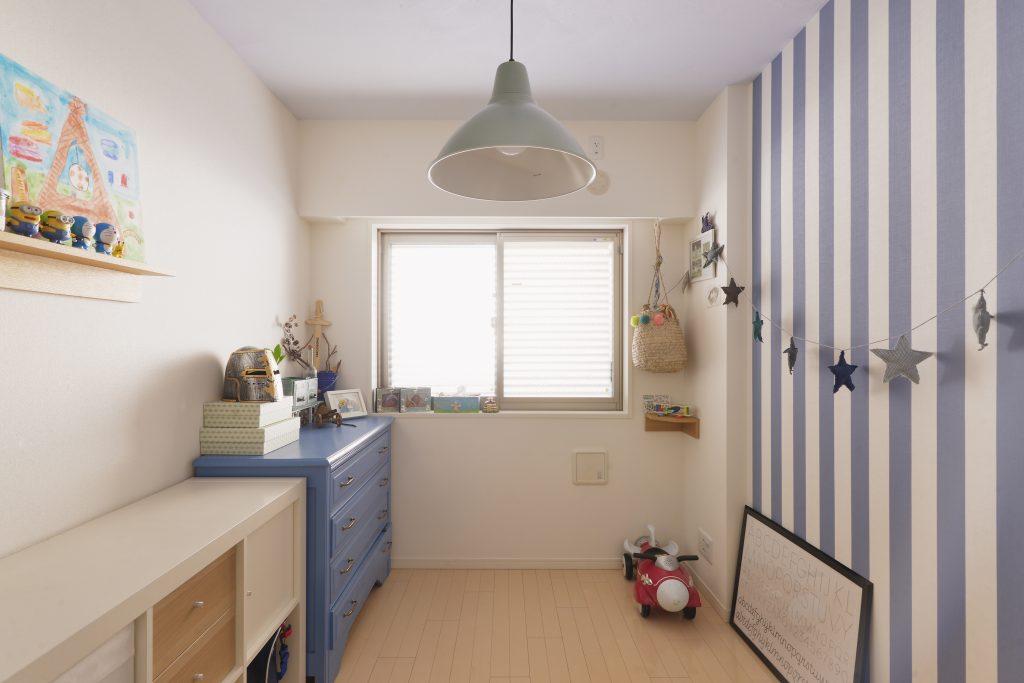 ストライプブルーの壁紙と合わせて天井の珪藻土もブルーです。