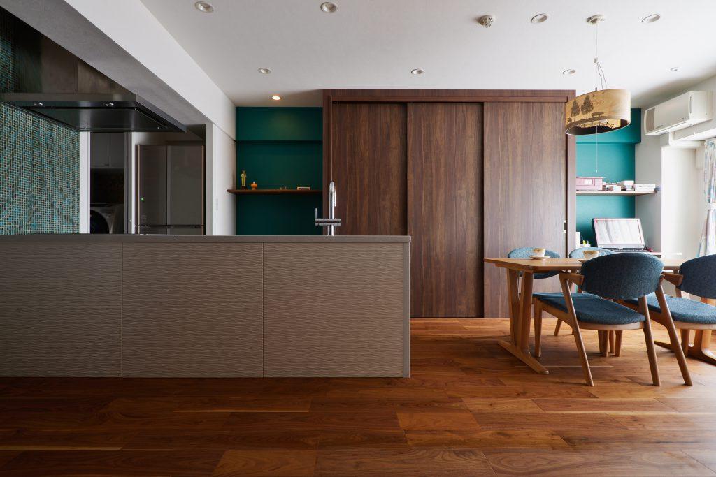 ターコイズブルーのクロス部分はご夫婦2人それぞれに設けたワークカウンター。たとえ小さくても自分だけが好きに過ごせるスペースがあるのは、夫婦仲良く過ごす秘訣かも。