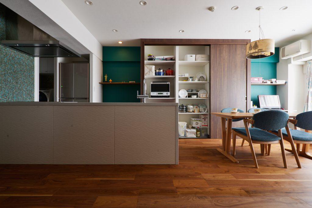 正面扉の中は大容量のキッチン収納。家電も食器もたくさんしまえます。