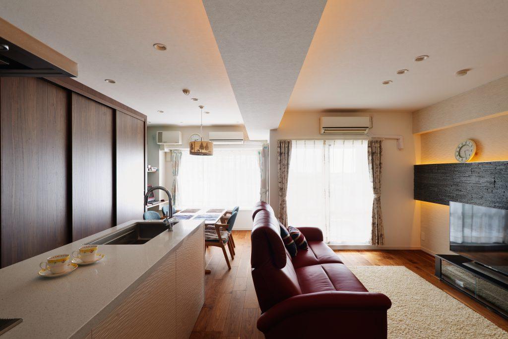 リビングは間接照明を効果的に入れてくつろぎを演出。窓からの光が柔らかく広がるLDKは、居心地の良いずっといたくなる空間です。