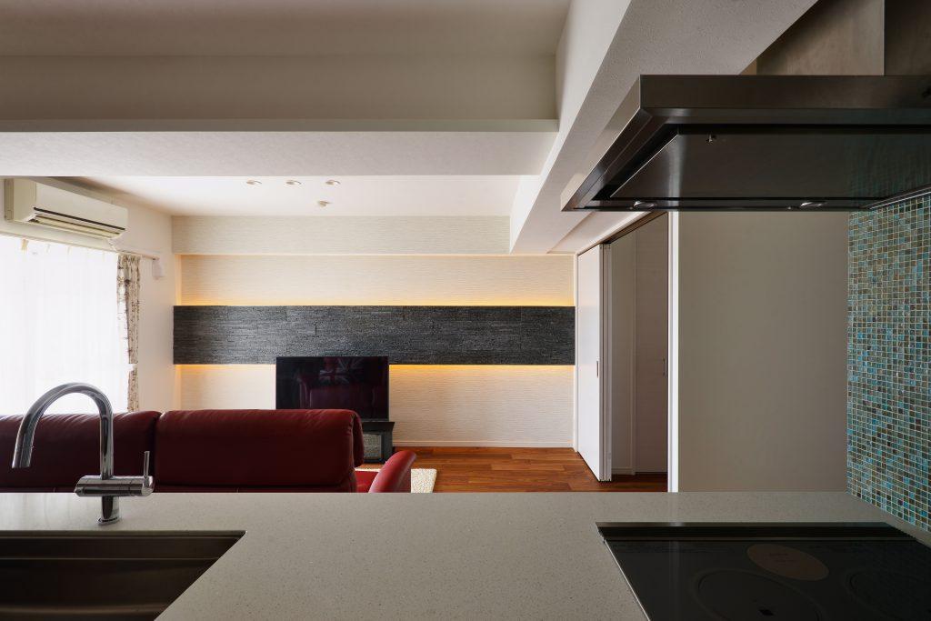 お菓子作りが好きな奥様は、クオーツストーンのハンセムキッチンをチョイス。
キッチン正面のシャープなラインのアクセントには照明も組み込んで、LDK全体の印象を引き上げています。