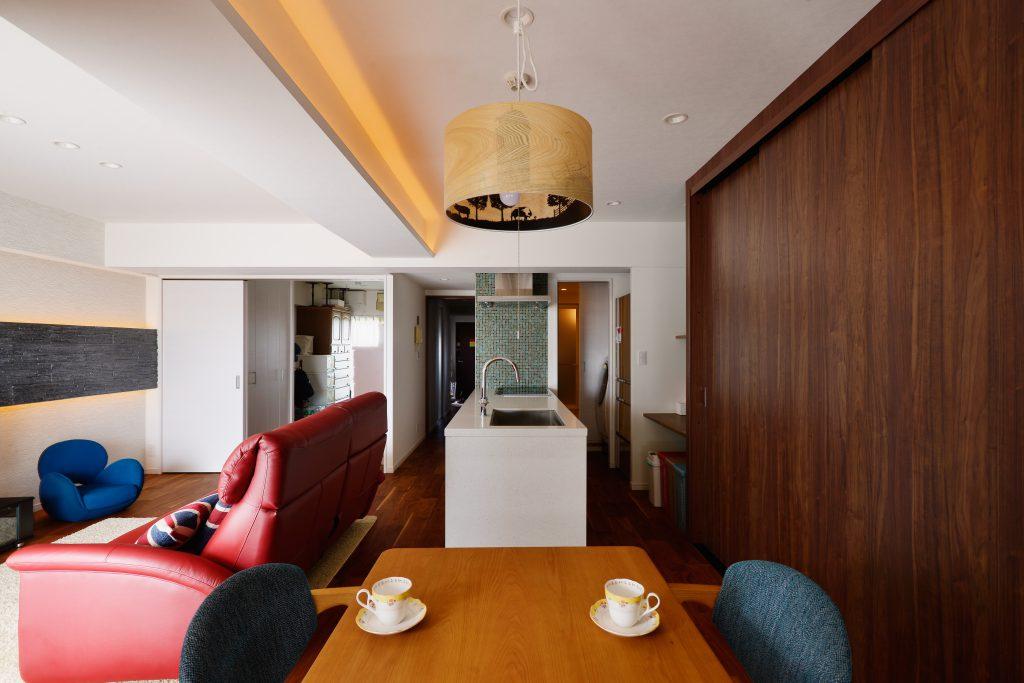 キッチン奥はパントリー→洗面室→浴室と続く家事動線の良い間取りです。ソファ側の奥にある扉は収納、寝室に続きます。窓と扉を開けると、寝室まで風が届く風通しの良いお住まいです。