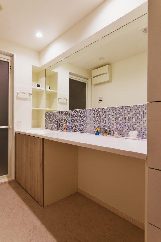 キッチンをリビングに移動することで生まれた空間を生かして広々洗面室を実現。
洗面室ではブルーのモザイクタイルがかわいくて、お化粧する気分も上がります。写真にはありませんがトイレの向きを変えることで浴室のサイズアップもできました。