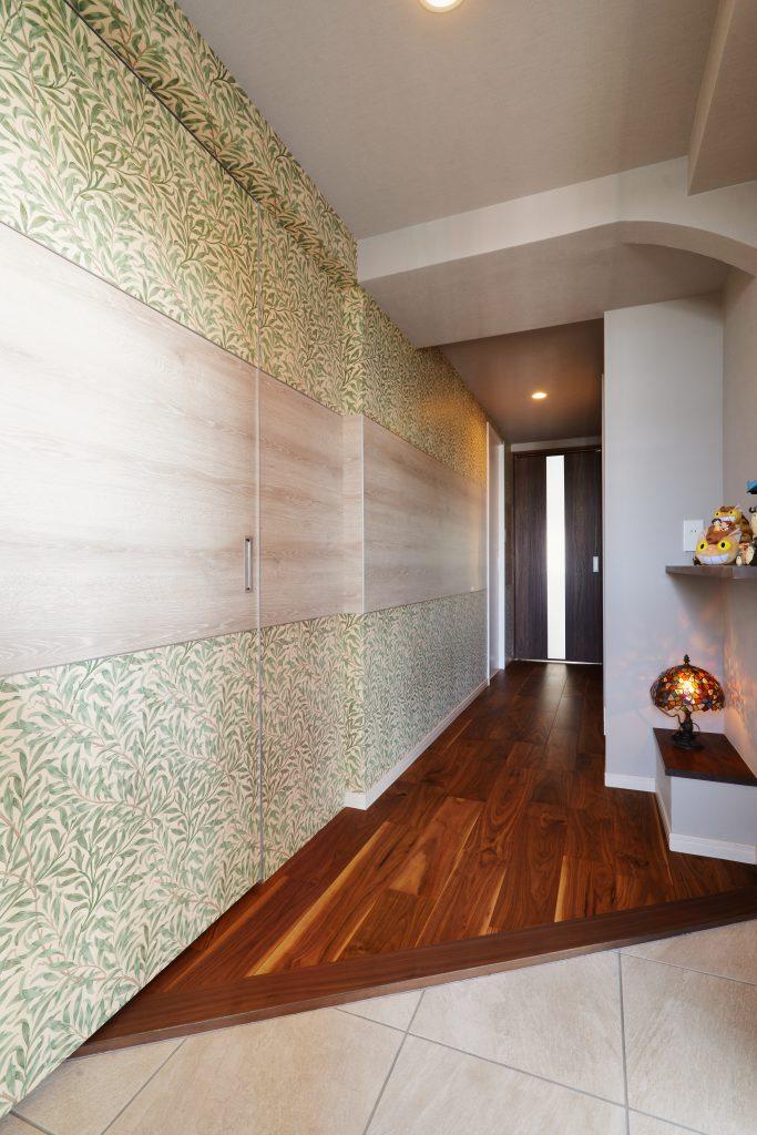 奥様の好きなテイストで仕上げたインパクト大な玄関。玄関土間を斜めに配置して、その先の室内へとイメージが膨らみます。