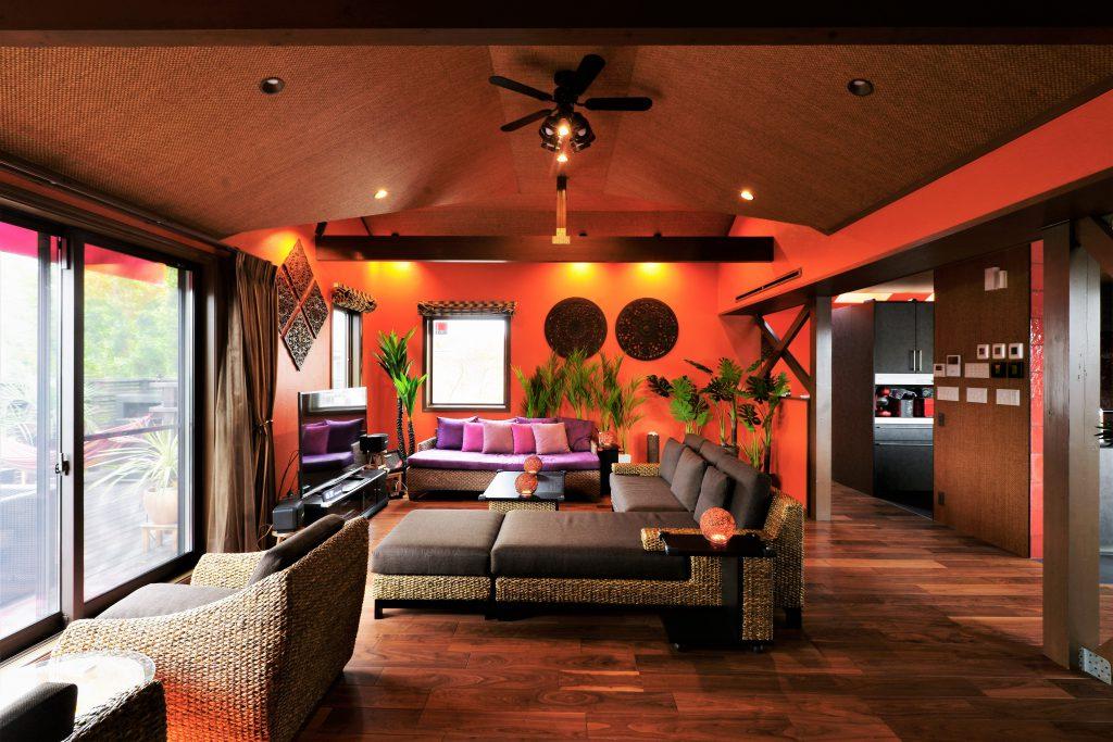 南国リゾートをイメージしたリビングは思い切って壁を鮮やかなオレンジ色の塗装にしました。
自然素材の質感と色合いを両立するために、職人も厳選しました。
床は温かみのある色合いのフローリング。壁と天井との雰囲気を合わせました。