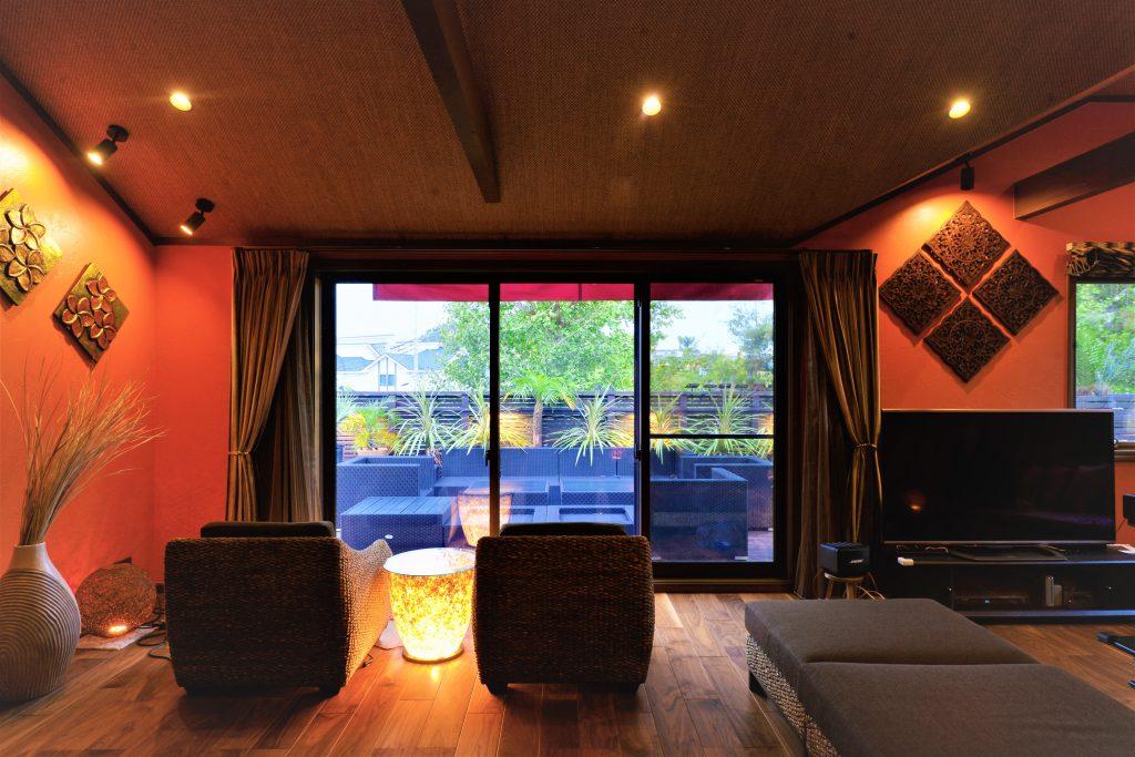 もともとあった広いウッドデッキとリビングを繋げるため、新たに掃出しのサッシを設けました。
リビングの椅子に座って夕涼みタイムが楽しめます。
天井はすべて網代調のクロスを採用。リゾートホテルの雰囲気を完成させるせいさせる重要なアイテムです。