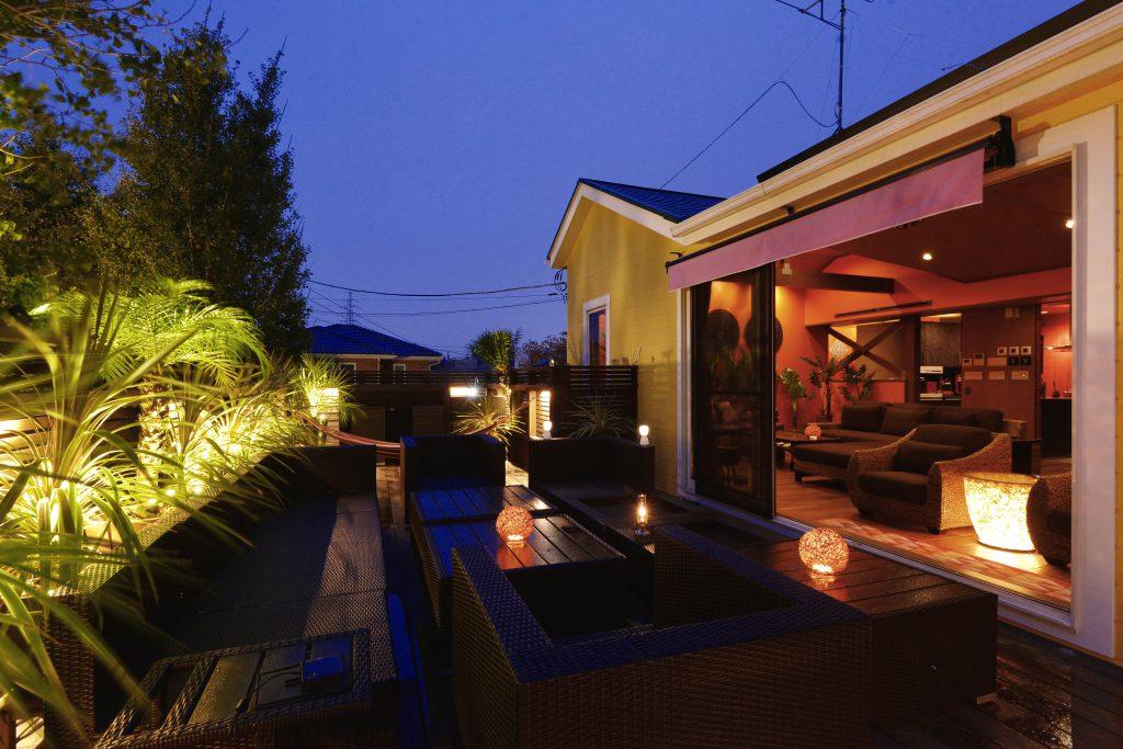 大開口のサッシを開けると、バルコニーとリビングが繋がります。
夏の夜はバルコニーで涼みながらお酒を飲むのが楽しみだそう。