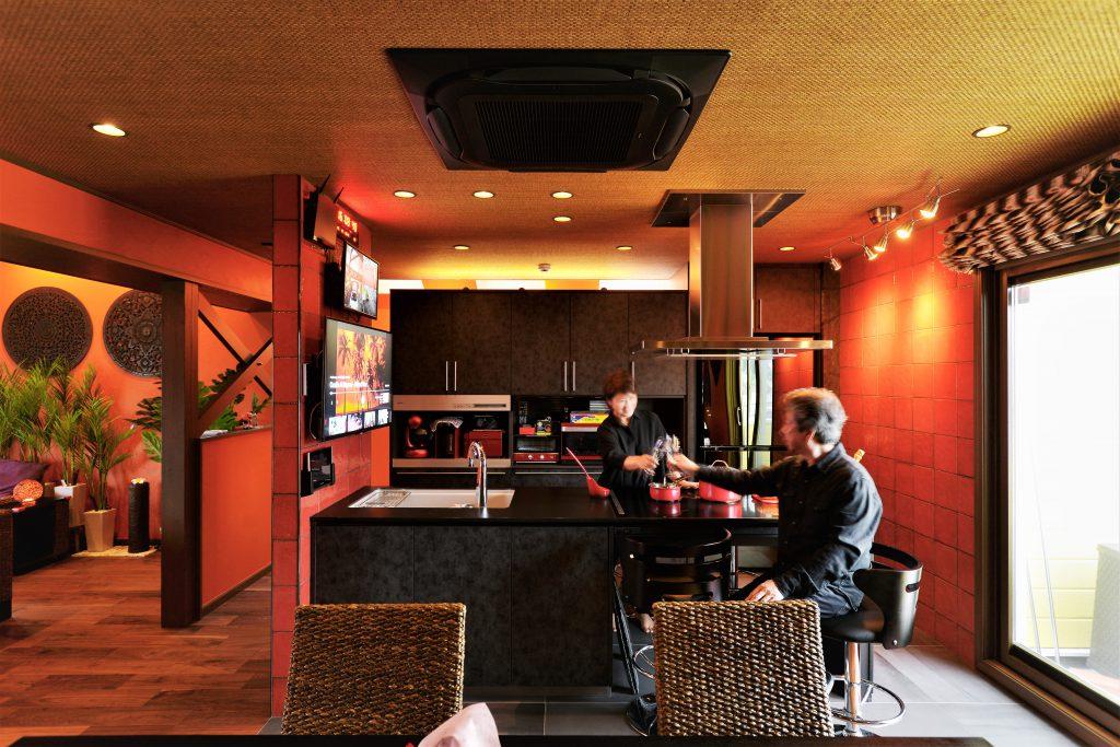 キッチンはPanasonicのいろりダイニングを採用。
料理を作るところから楽しめるリビングキッチンです。今までよりもとてもおいしく感じるとのことです。