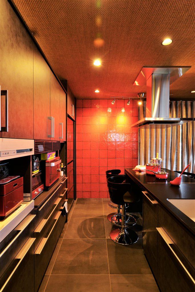 写真正面は色味にこだわって選んだ印象的な赤いタイル。
目地をブラックにすることでクールな印象に。