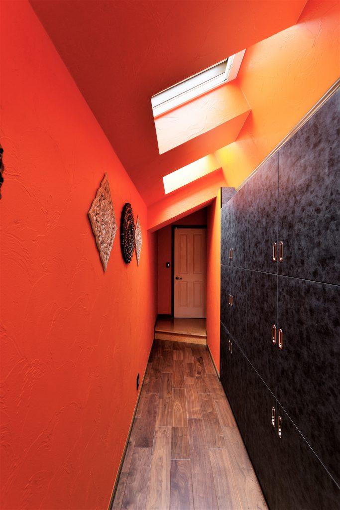 キッチンと同じ面材で造作した廊下収納。
どちらも強めな色ですが、マットな色調のブラックにすることで空間を引き締めています。