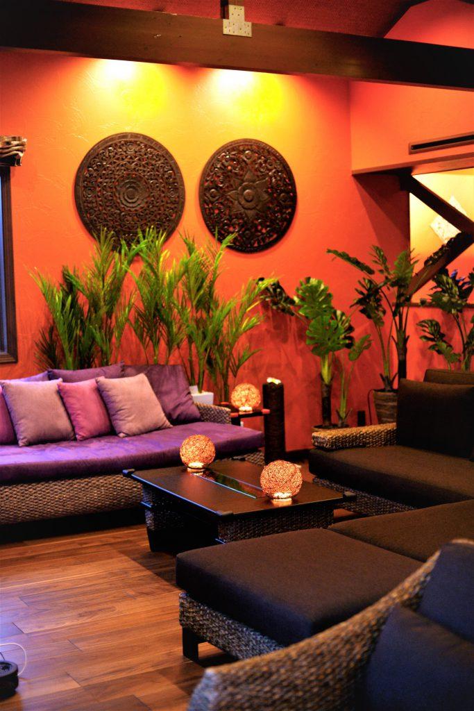 アジアンリゾートを演出する飾りやスポットライト照明など、細部にわたりこだわった仕上げです。