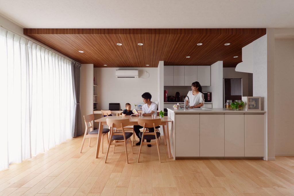 下が車庫のため床フトコロがなく、水廻りの移動は施工方法を事前に何通りか検討しました。
念願の対面キッチンでお友達が遊びに来ても家事をしていても、いつも子どもに目を配ることができます。