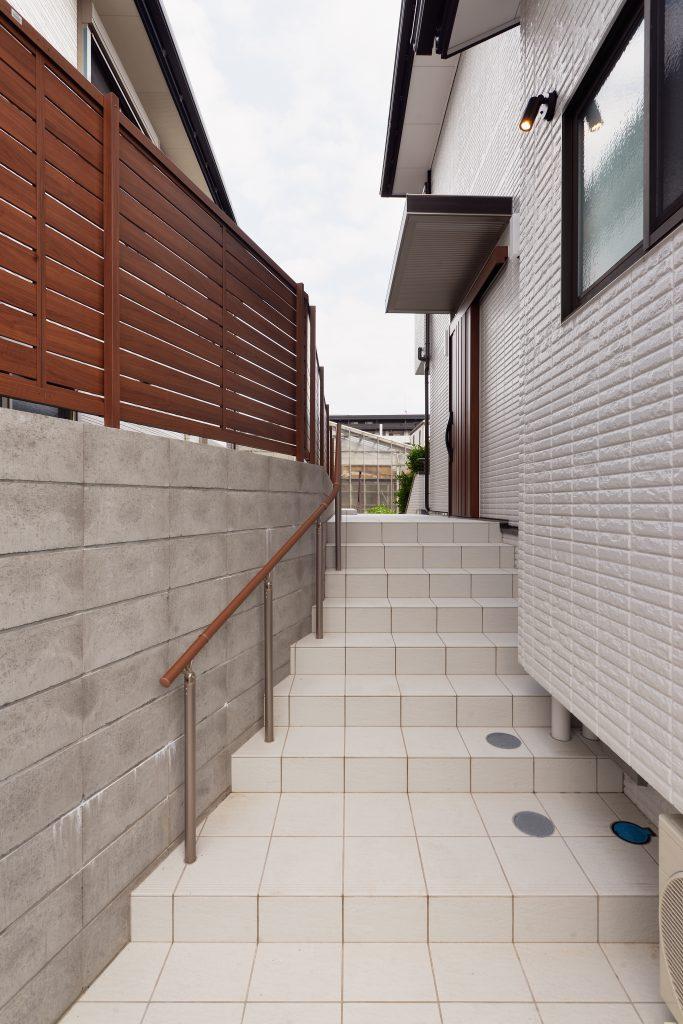 1階の玄関の位置を変え、車庫から簡単に出入りできるようにアプローチ階段も作りました。
小さなお子様がいても外出は楽ちんです。