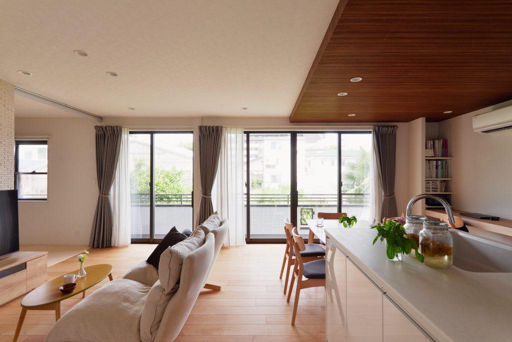 床材はご主人こだわりの朝日ウッドテックのライブナチュラルプレミアム。裸足がとっても気持ちいいのだとか。
冬になれば床暖房でポカポカです。