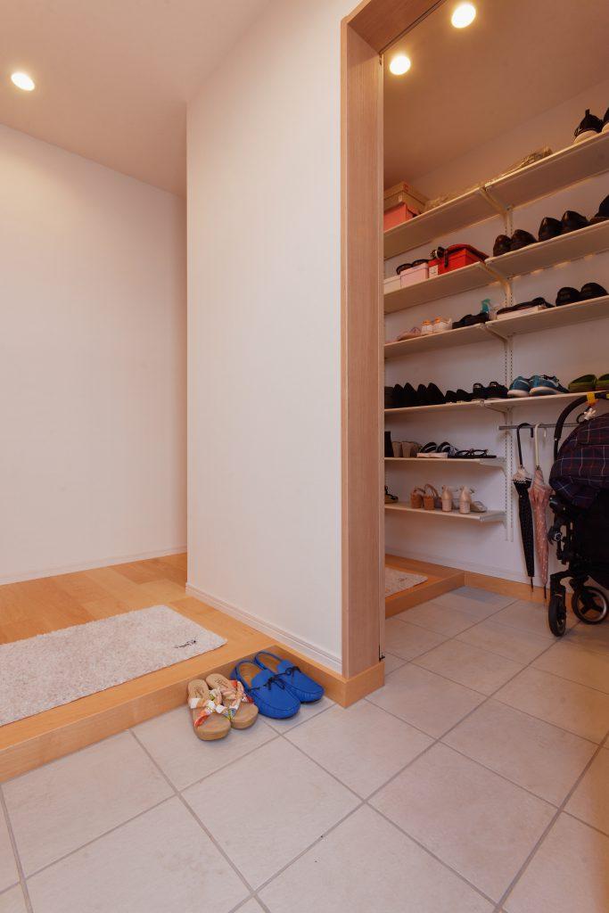 玄関は手前がお客様用で奥が家族用に分かれてるので、いつでもすっきりしています。