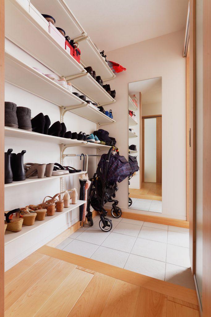 家族用の玄関にはたっぷりの収納と大きな鏡でお出かけ時のチェックも簡単です。