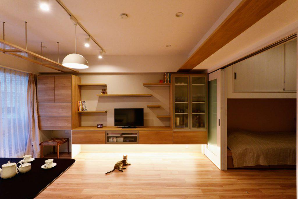 壁面には収納をたっぷり確保。
キャットウォークがインテリアにもなっています。