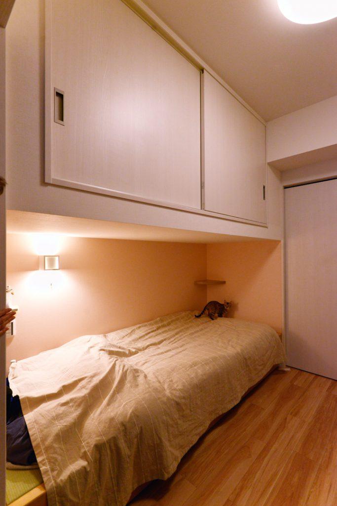 ご夫婦でも生活時間は異なるもの。
お互いに気兼ねなく自分のスタイルで暮らせるように寝室を分けています。
ベッドは収納の下に設置。スペースを有効に使う工夫です。