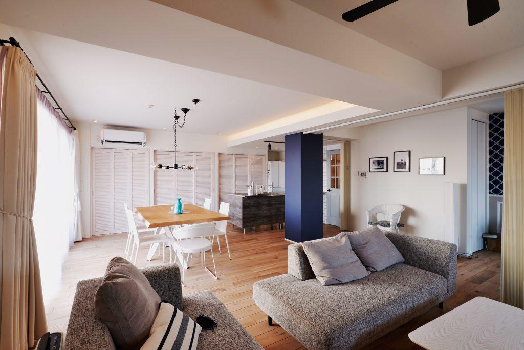 リビングを拡張することで表しになる梁は「青」で塗装。
この「青」を基調に床・壁・天井をコーディネートしました。