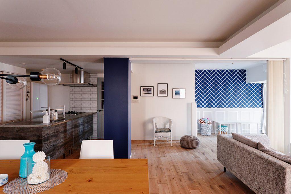 「アオ映え」のカリフォルニアデザイン」のリビングダイニング