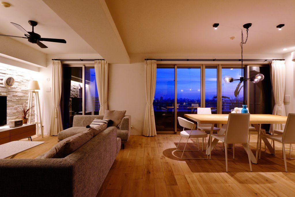 大きな窓からの借景を最大限活かしたリビング。
間接照明で表情の変化も楽しめます。