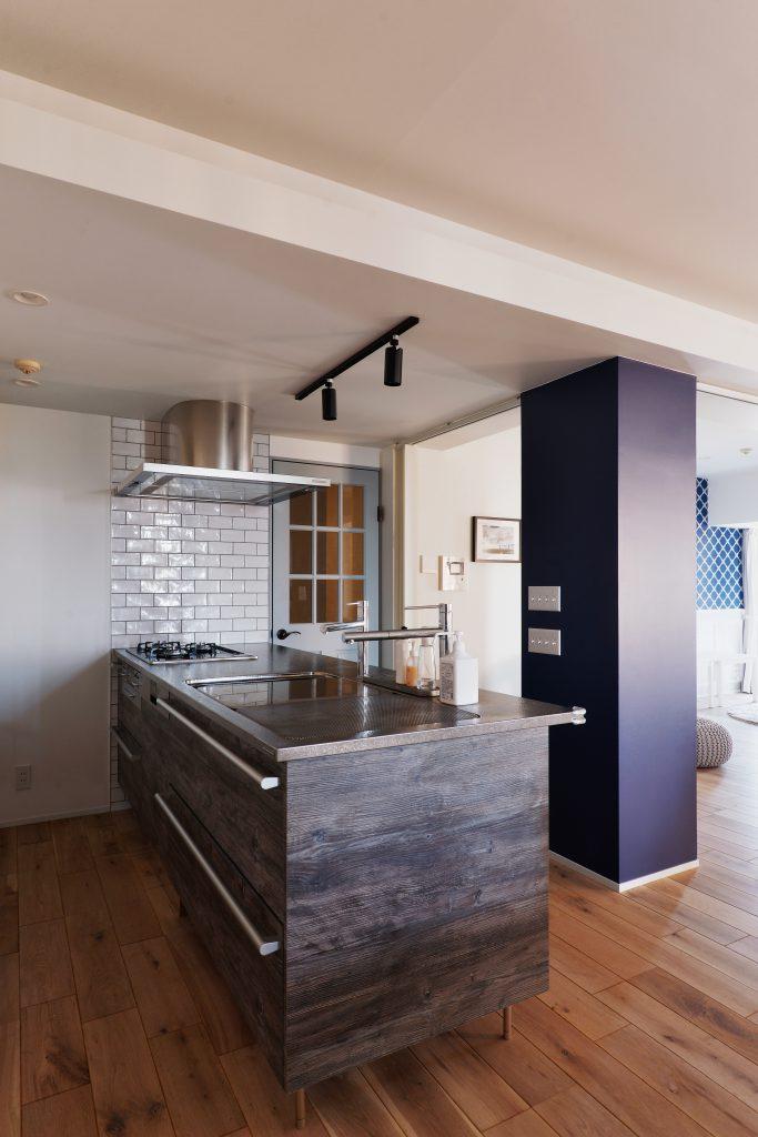 L型キッチンは対面のアイランドキッチンにレイアウト変更。
キッチン背面がパントリーからリビング収納につながる、抜群の作業動線です。