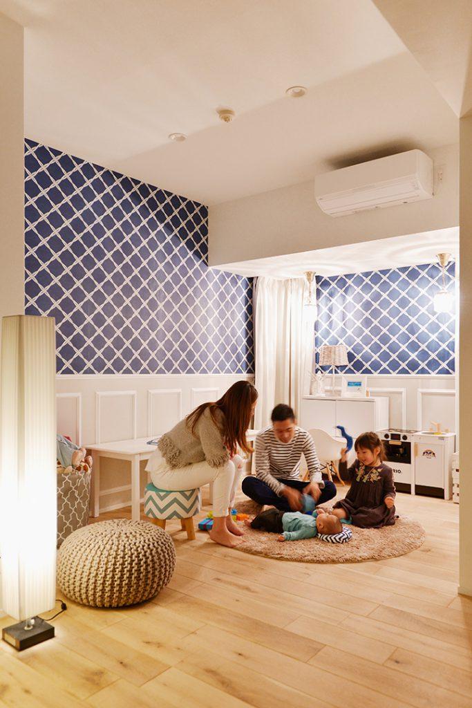 お子様と過ごす大切な空間だから自然素材で体に優しいスペースに。
アクセントクロスは輸入品を採用しました。