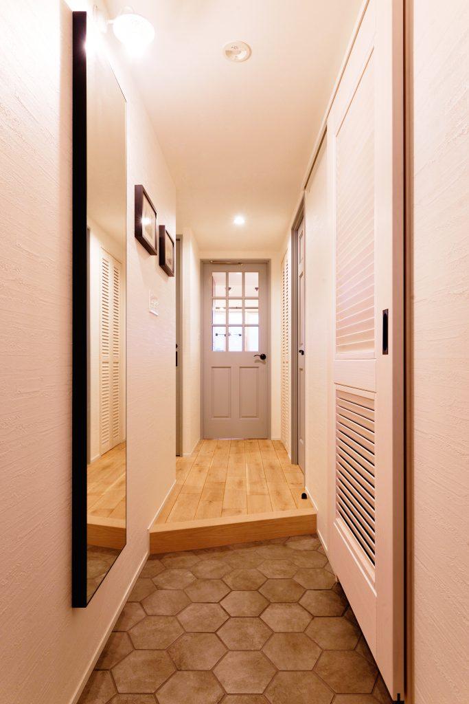 玄関から正面の扉を望む。
息をのむ夜景とのコントラストも楽しいところ。