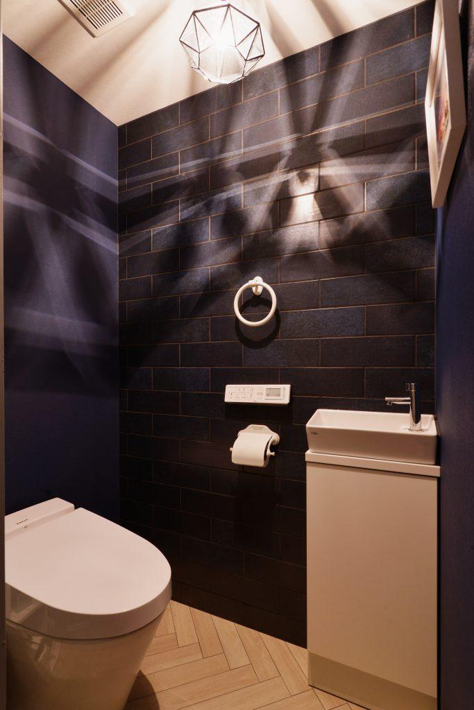 壁のタイルはファッションブランドのディーゼルと名古屋モザイクのコラボ。
素材感や色味などこだわりぬいた空間です。