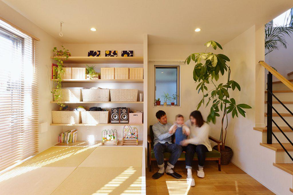 子どもの遊び場にもなる畳スペースを組み込んだリビング。
収納も組み込んで、軽やかな空間になっています。