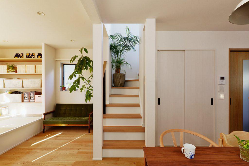 以前は階段ホールで空間が分断されていました。
今では壁を撤去して開放的なLDKになりました。