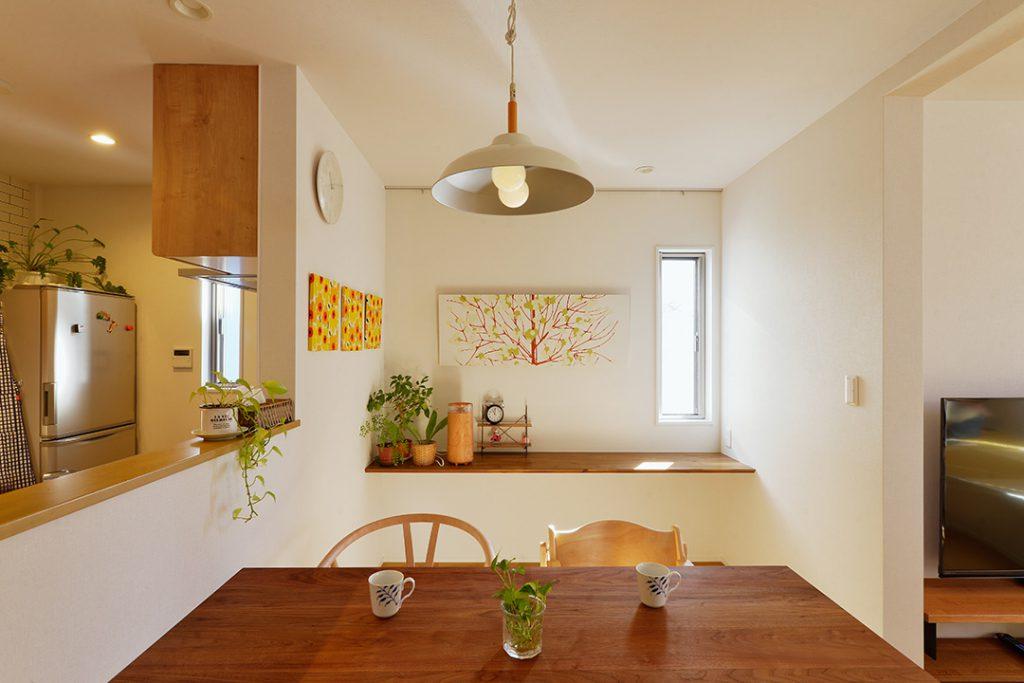 家族の様子を確認できる対面キッチンです。