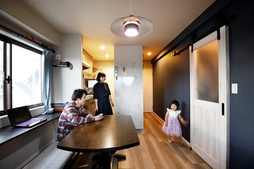 ダイニングの窓側にカウンターを設けました。在宅ワークにも家族の勉強コーナーとしても大活躍です。