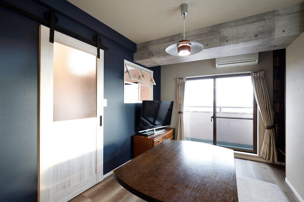 ダイニングと寝室との間仕切壁にはドアと雰囲気を合わせた室内窓を設けました。