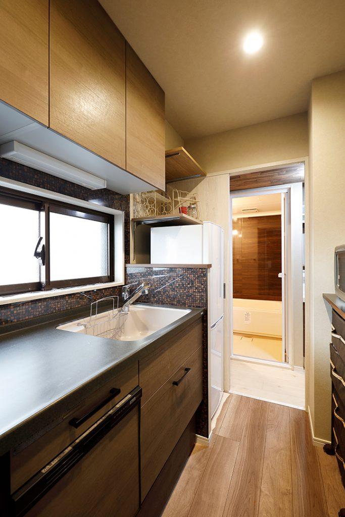 キッチンは洗面・浴室に至る通路でもあります。
空間の有効活用の技です。