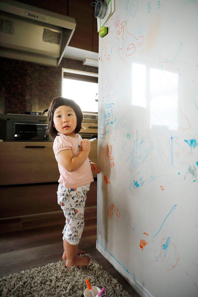 ダイニングに面する壁は描いては消せる素材で。思い切りお絵かきができる楽しいダイニング。