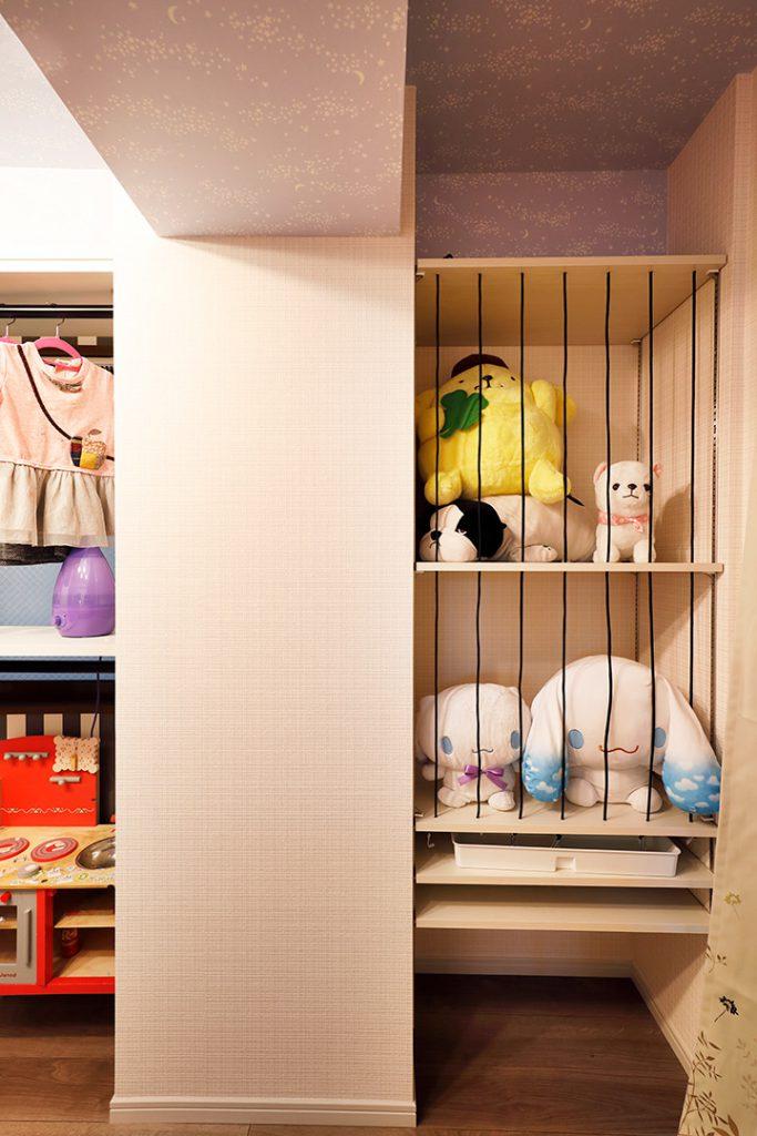 こだわったのはこちら人形の収納。ゴム紐を活用して人形たちが落ちてこない工夫をしました。