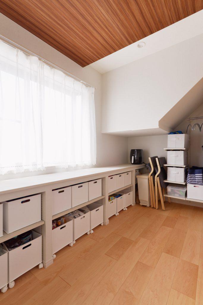 もともとあった野菜運搬用リフトもしっかり有効活用。リフトから平行移動できるようカウンターの高さを合わせた棚を造作して、すっきり大容量のパントリーが実現しました。