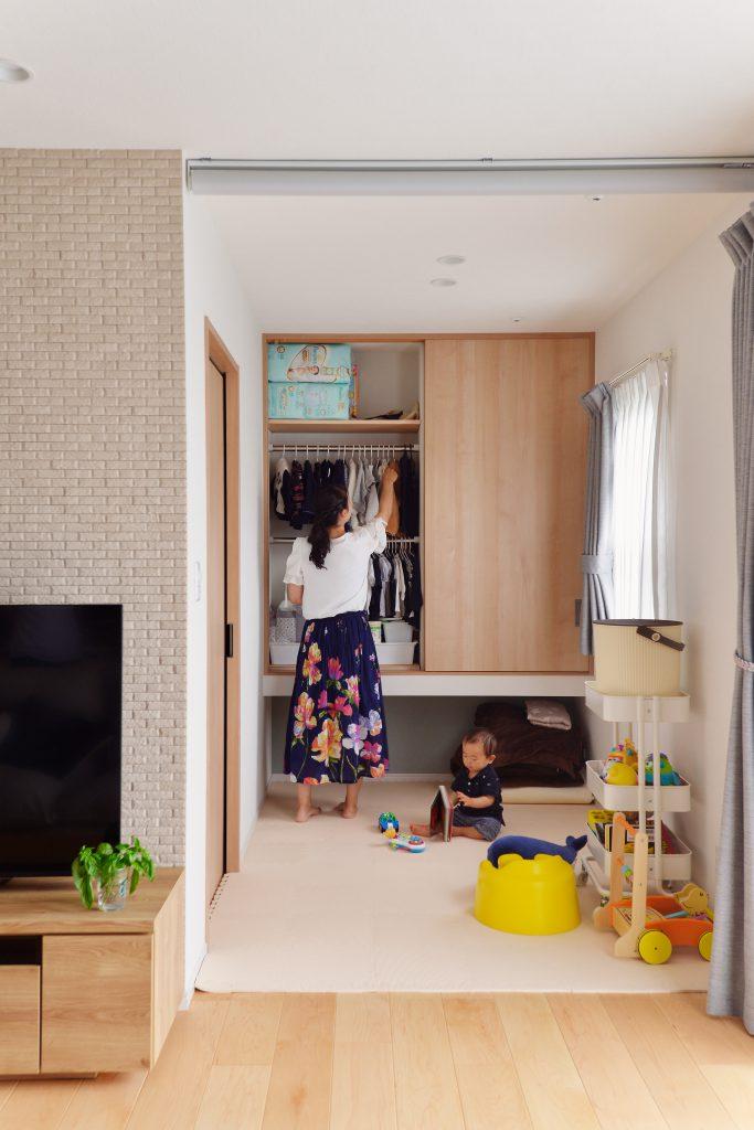キッズスペースは浮かせた収納で子供のふとんやおもちゃもスッと仕舞えるようにしました。しまうモノをきちんとヒアリングしたので、使い勝手の良い大容量収納になっています。