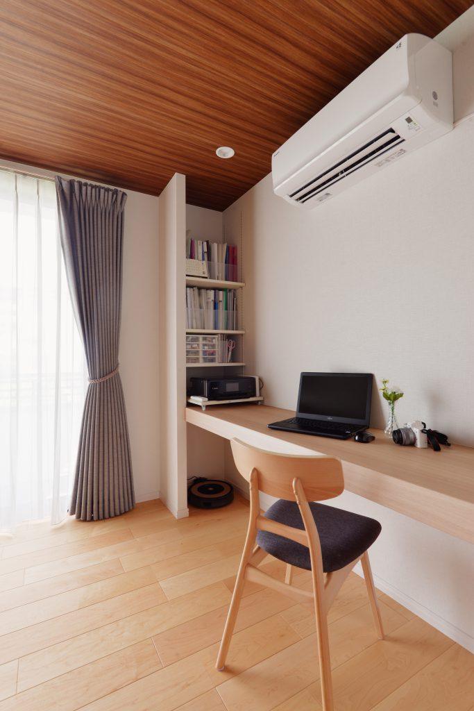 ダイニングの奥にはワークスペース。新しい生活様式のテレワークもばっちりです。ご主人様と付けたカウンター脇のスライド収納が何とも便利。