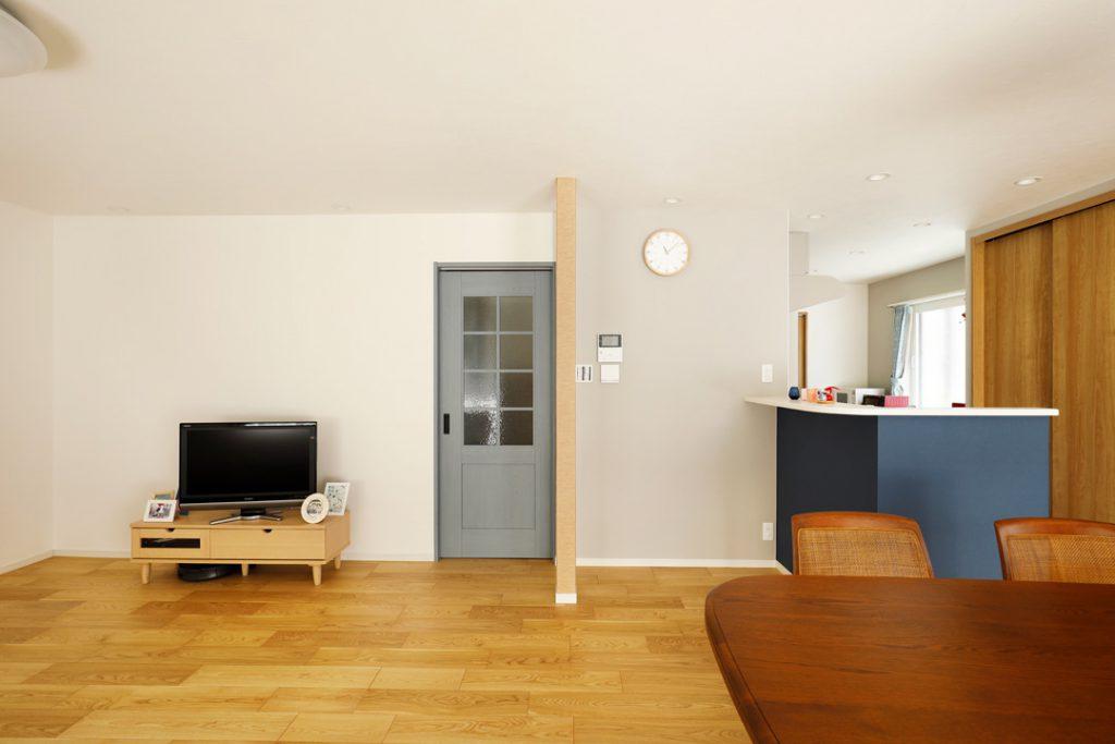 リビングドア横の鉄骨柱は構造上抜く事ができなかったので、麻紐を巻きお部屋のアクセントにしました。リビングドアのニュアンスカラーもこだわったポイントです。