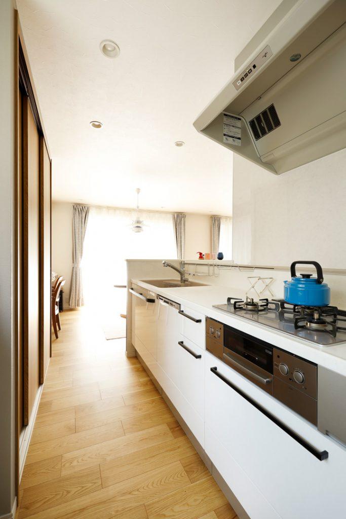 洗面・ユーティリティ・キッチンと家事動線を考えてレイアウトした回遊間取り。 何かとやることは多いけれど、これならスムーズに家事ができます。